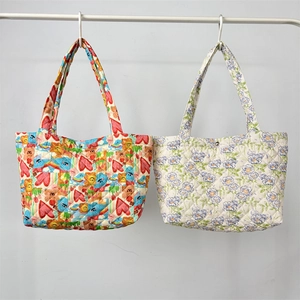 Grandi borse tote trapuntate a fiori con patchwork colorato e stampe alla lavanda