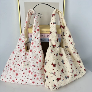 Elegante borsa tote in seersucker con goffratura di cartoni animati e motivi a cuore