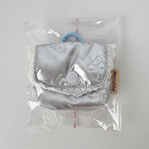 Detail der silbernen Satin-Kopfhörertasche mit Spitze und Schleifenstickerei verpackt
