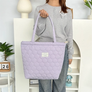 Detailansicht der hellvioletten Stepp-Tragetasche mit weißem Textaufnäher-Design