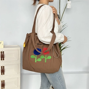 Braune Nylon-Tragetasche mit Tulpenstickerei und MAY RABBIT-Aufdruck auf Umhängetasche
