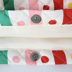 Dettaglio della borsa tote trapuntata multicolore con chiusura magnetica argento