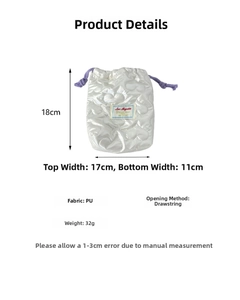 Detailansicht der gesteppten Herzmuster-PU-Tasche mit lila Kordelzug und Maßen