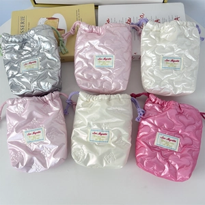 Sortierte gesteppte Kordelzugbeutel mit Herzmuster in Silber, Rosa und Weiß Farbtönen