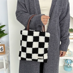 Détail du sac cabas en peluche à damier avec texture douce et poignée ronde marron