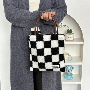 Sac fourre-tout rétro en peluche à damier avec anses en cuir brun et grand volume