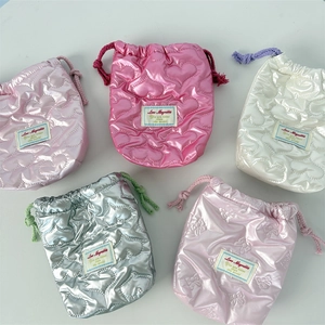 Details von glänzenden gesteppten PU-Beuteln mit Herz- und Schleifenmustern in Pastellfarben