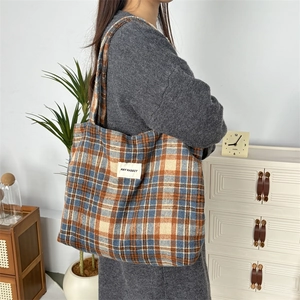 Gros plan sur le sac cabas à carreaux épais avec motifs vintage bleus et oranges