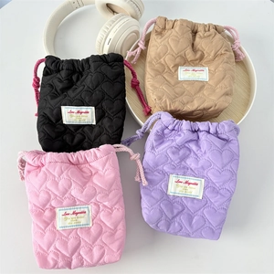 Detaillierte herzgesteppte Kordelzug-Kosmetiktaschen in Schwarz, Beige, Rosa und Lila
