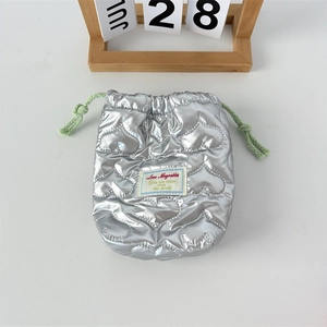 Detailansicht der silbernen Stepptasche mit Herzmuster und gewebtem Kordelzug