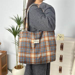 Sac cabas classique en laine à carreaux avec étiquette de marque dans un intérieur doux