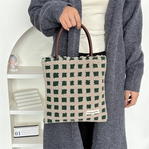 Sac fourre-tout en peluche à damier vert et blanc avec anses en cuir marron élégant