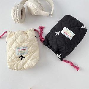 Sacs seau matelassés à cordon avec motif losanges et broderie nœud en blanc et noir