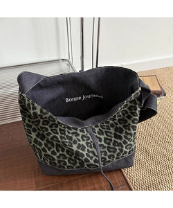 Macro detail of the gray leopard print fabric and internal Bonne journée typography
