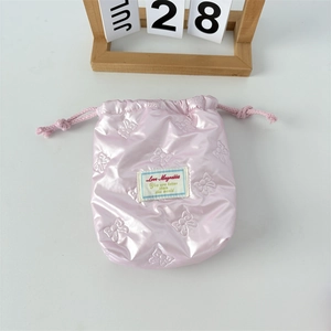 Detail der rosa PU-Leder Kordeltasche mit ästhetischer Schleifensteppung und Logo-Etikett
