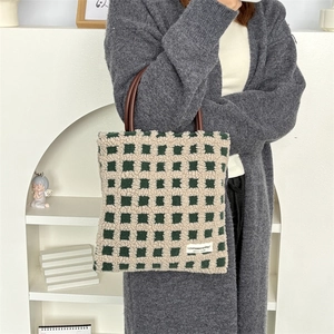 Détail du cabas en peluche à damier avec texture en fourrure et anse en cuir