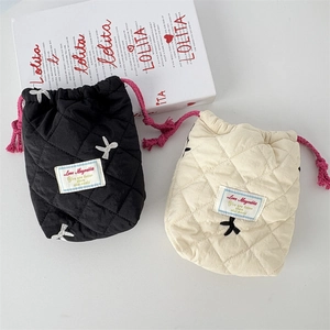 Pochon matelassé avec broderie nœud et cordon de serrage en noir et beige
