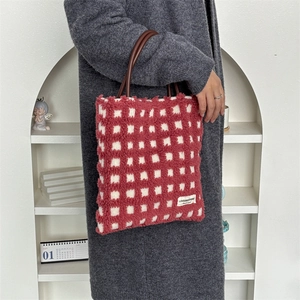 Gros plan détaillé d'un sac cabas en peluche à damier rouge et blanc avec texture douce