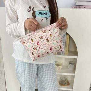 Détail de la trousse de maquillage matelassée avec motifs de lapin et fleurs mignons