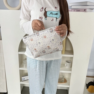 Détail de la trousse de toilette matelassée avec oursons et étiquette MAY RABBIT
