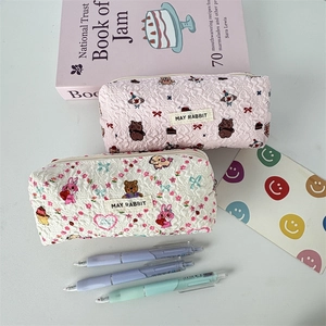 Trousses en seersucker rose et blanc avec motifs mignons d'ours et de lapins