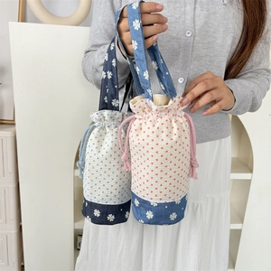 Borsa porta borraccia patchwork con chiusura a coulisse e comodo manico portatile