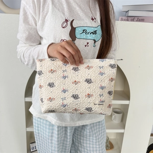 Trousse de maquillage matelassée crème avec motifs d'éléphants et zip métallique