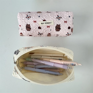 Détail de la trousse à texture gaufrée montrant une grande capacité de rangement d'école