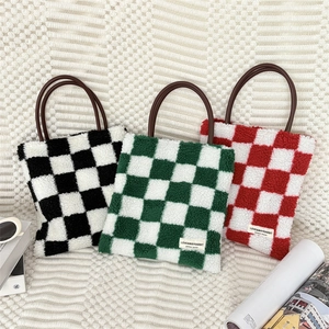 Détail des sacs cabas en peluche à damier disponibles en noir, vert et rouge