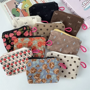 Détail à plat de pochettes en velours côtelé à fleurs avec boucles en silicone rose