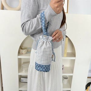 Dettaglio borsa porta borraccia patchwork in denim con coulisse e motivo a stelle