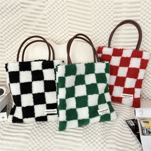 Détails des sacs cabas en peluche à damier noir, vert et rouge avec poignées en cuir