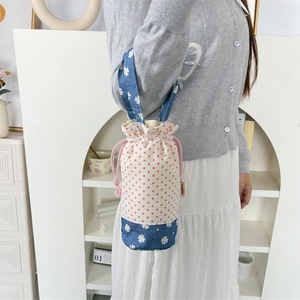 Borsa portaborraccia con coulisse, motivo floreale blu e pois rossi su fondo bianco