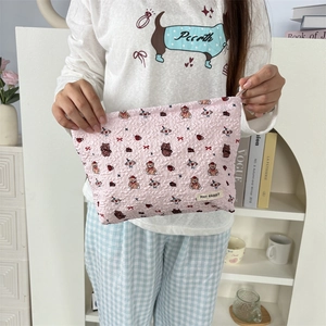 Trousse de maquillage rose en seersucker avec motif d'ours et étiquette MAY RABBIT