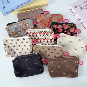 Vue détaillée de mini trousses à maquillage en velours côtelé aux motifs floraux variés