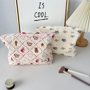 Trousses de maquillage matelassées avec motifs mignons et étiquette sur une coiffeuse