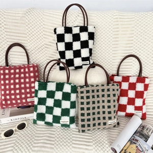 Sélection de cabas en polaire à damier en cinq couleurs avec peluche douce et anses rondes