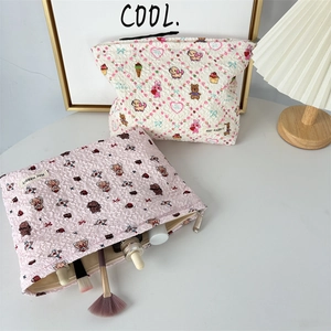 Détail de trousses de maquillage matelassées à motifs fleurs et ours avec grande capacité