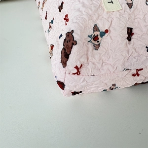 Gros plan détaillé du tissu gaufré rose avec motifs de dessins animés vintage