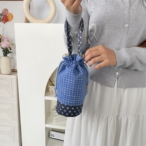 Borsa porta borraccia in denim patchwork con motivi a stelle e manici portatili