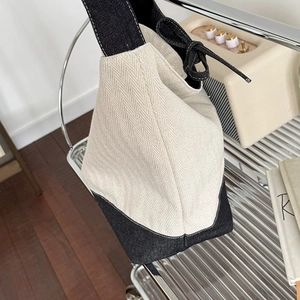 Minimalist canvas tote bag with off-white herringbone fabric and dark blue denim拼接