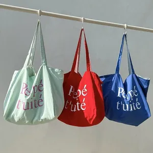 Sacs cabas tendance en nylon avec imprimé lettré et doublure rayée en trois couleurs