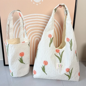 Naturweiße Einkaufstasche und Beuteltasche Set mit Tulpenstickerei und Plisseestoff