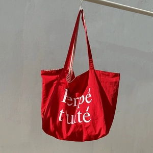 Sac fourre-tout en nylon rouge avec lettrage blanc et doublure à rayures élégante