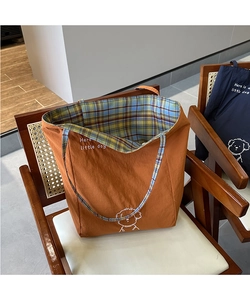 Détail de la doublure à carreaux vintage bleu et jaune sur ce sac cabas en toile