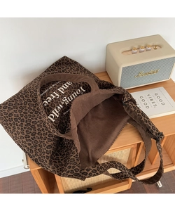 Detalle del bolso tote de pana con estampado de leopardo y texto interior decorativo