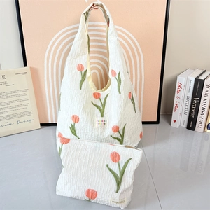 Weiße Tulpen bestickte Plissee-Tragetasche und Beutelset im koreanischen Ästhetik-Stil