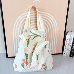 Detail der Tulpen-Tasche mit gewellter Stoffstruktur und lebhaftem Blumendruck