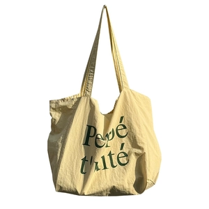 Sac fourre-tout en nylon jaune vif avec lettrage vert et design décontracté spacieux