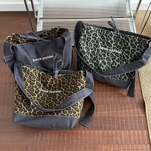 Leopard print denim tote bags with Bonne journée text in blue and brown patterns